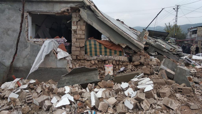 Tüpten sızan gaz bomba gibi patladı: Ev yıkıldı